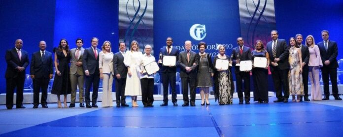 Ediciones impresas: Entregan Premios Fundación Corripio
