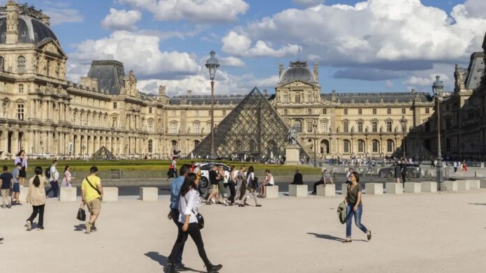 Evacúan Palacio de Versalles tras amenaza de bomba