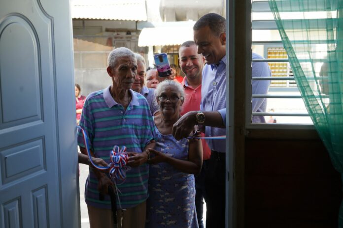 Familia de escasos recursos económicos de Espaillat recibe vivienda totalmente remozada