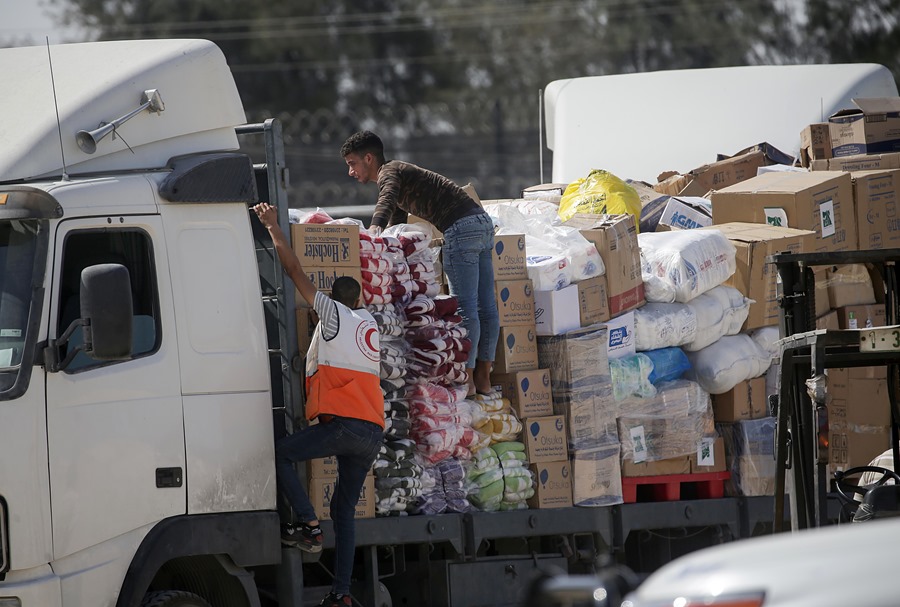 Uno de los camiones con ayuda humanitaria que han descargado alimentos y bienes de primera necesidad en el paso de Rafah.