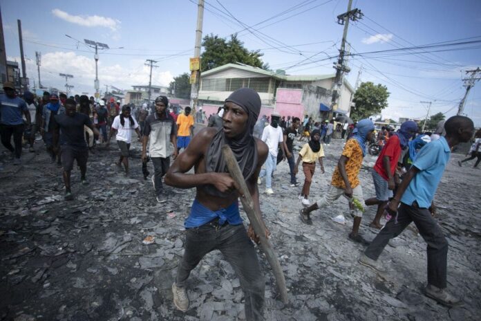 Haití seguirá soportando violencia de bandas unos meses más tras años de terror