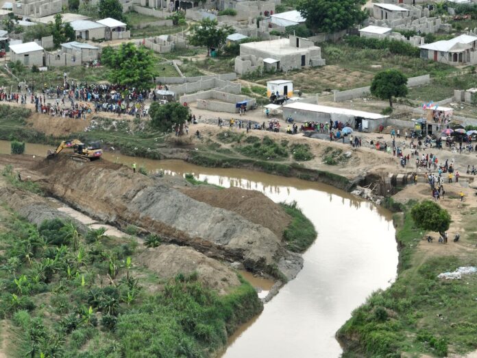 Haitianos desvían río Masacre para continuar trabajos en la obra de toma del canal