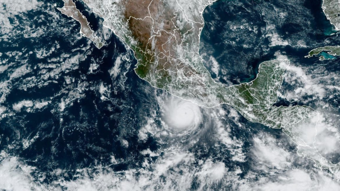 Huracán Otis se eleva a categoría 2 mientras se acerca al sur de México