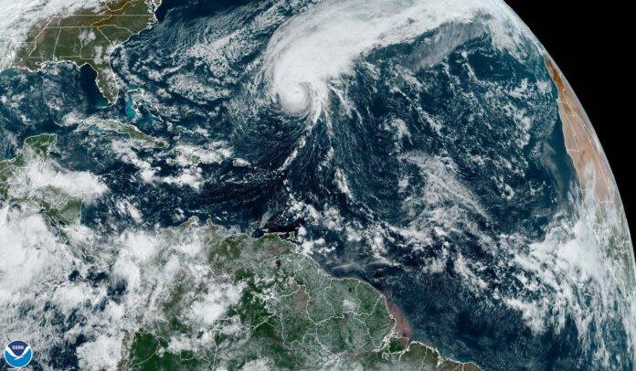 Huracán Tammy se fortalece más en aguas abiertas del Atlántico rumbo al noreste