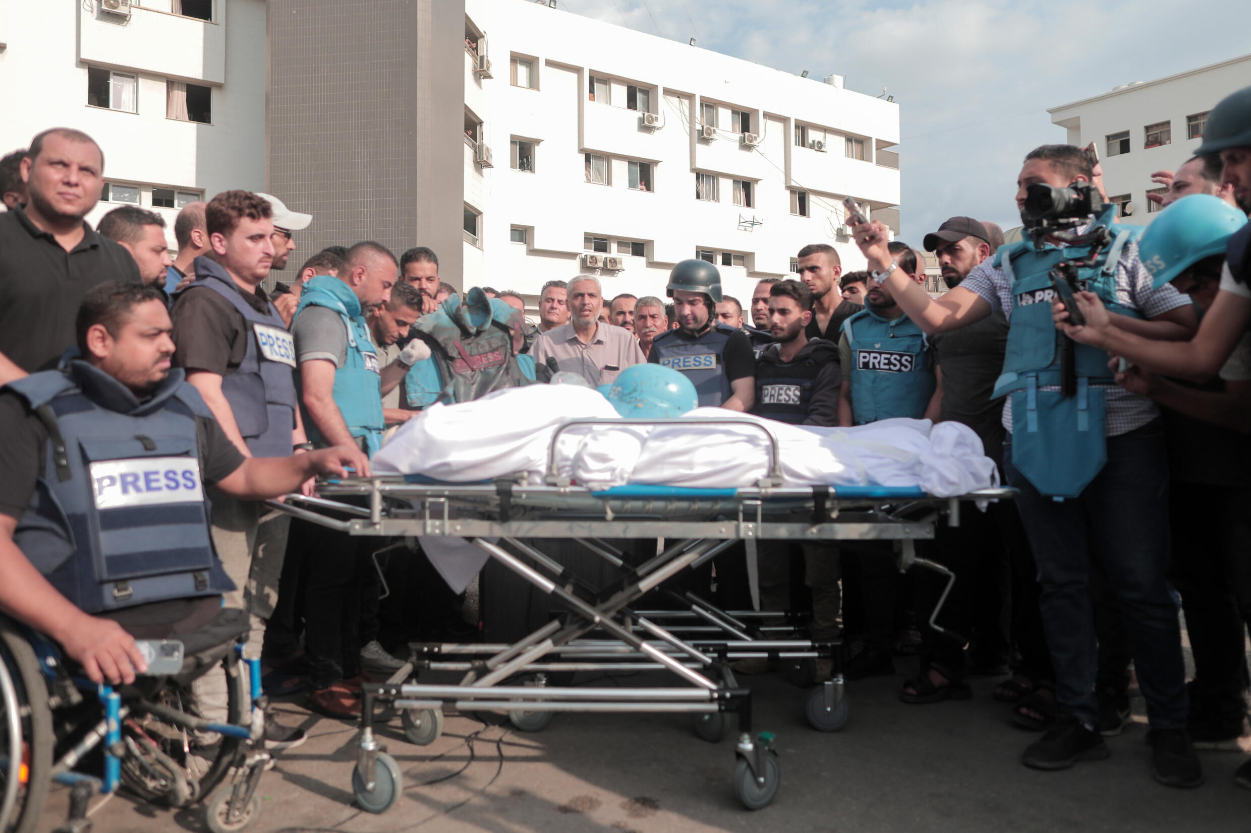 Un grupo de personas asiste al funeral de los periodistas Said al Taweel y Mohammed Sobboh muertos en un bombardeo israelí en Gaza, el 10 de octubre de 2023