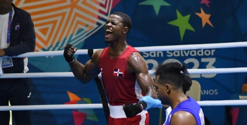 El dominicano Cristian Pinales celebra tras la victoria que le garantizó oro en el boxeo de los Juegos de San Salvador. RD terminó en segundo, detrás de Colombia