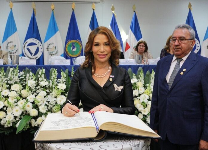Juramentan a la diputada dominicana Silvia García nueva presidenta del Parlacen
