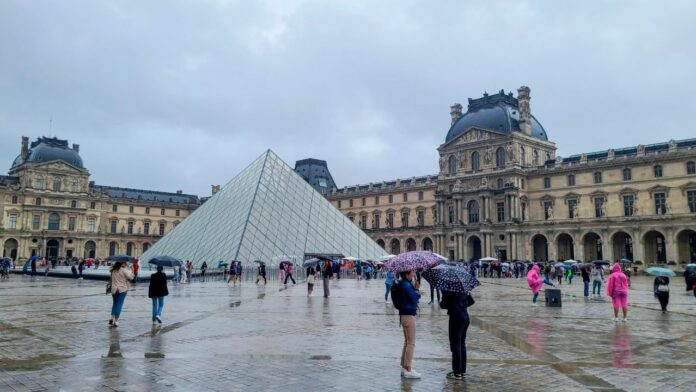 Louvre evacuado y cerrado por temor a un atentado