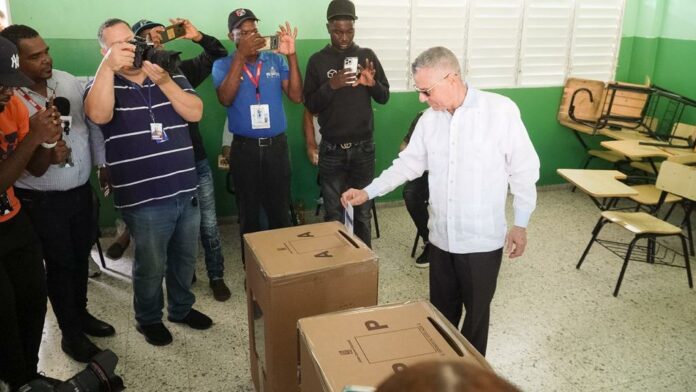 Manuel Jiménez ejerce derecho al voto en primarias PRM