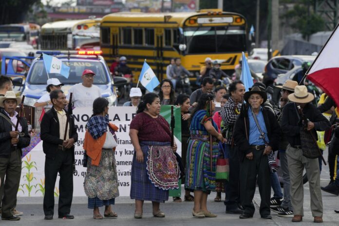 Más de 80 carreteras bloqueadas en Guatemala en protesta contra fiscal general