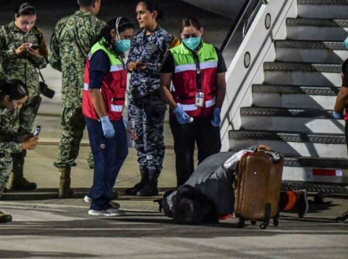 Mexicana besa suelo tras bajar de avión enviado a israel en misión de rescate