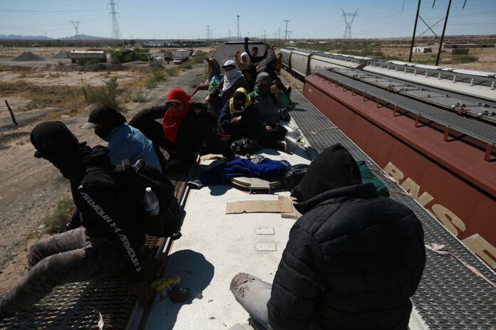 Migrantes desafían operativos en trenes de México para llegar a EE.UU.