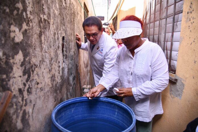 Ministro de Salud encabeza operativo contra el dengue en Los Mina