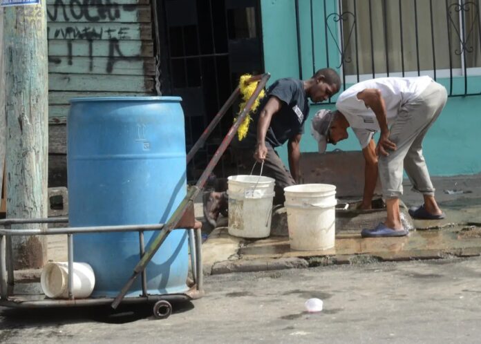 Moradores de Sosúa con el grito al cielo por falta de agua; piden investigar supuesta comercialización del líquido
