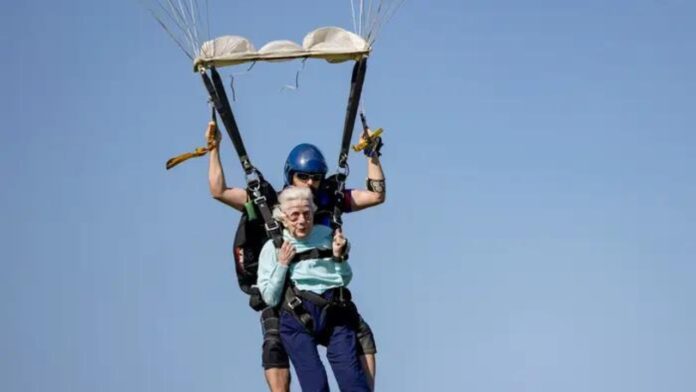Muere anciana de 104 años poco después de su salto en paracaídas