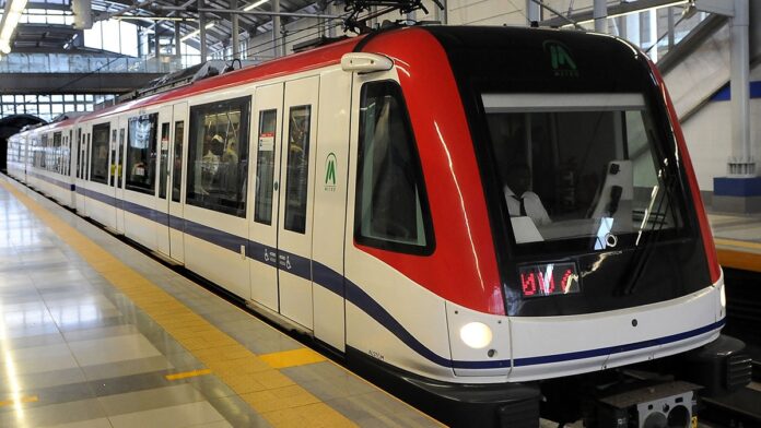 Opret dice conductor del Metro abrió las puertas contrarias a la ruta por un niño que se quedó afuera