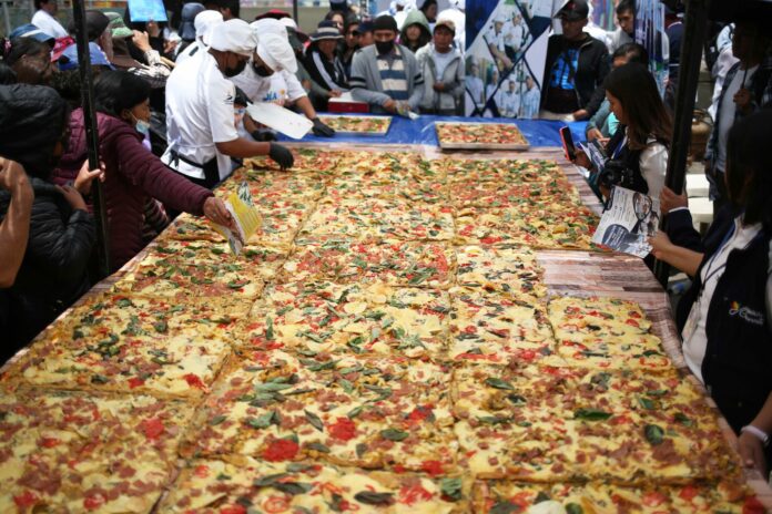Presentan en Bolivia la pizza «más grande» a base de huevo para impulsar consumo