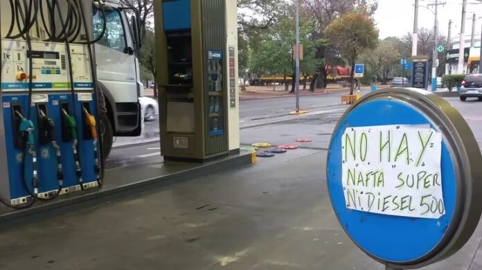 Se registra escasez de combustible en varias ciudades de Argentina