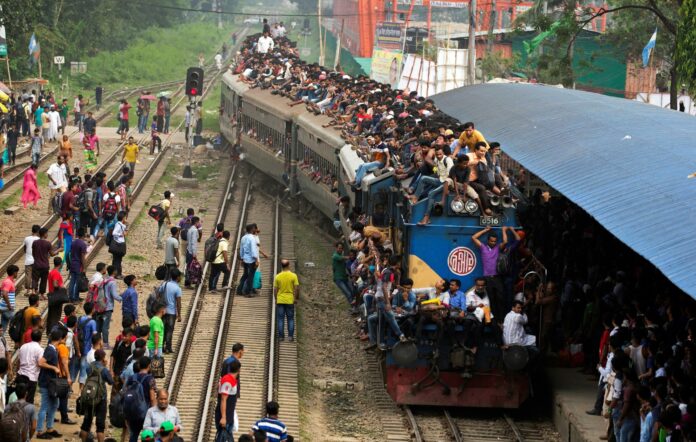 Suben a 17 los muertos en accidente de tren de Bangladesh