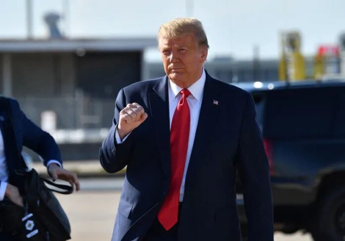 Trump considera comparecer el lunes en juicio civil en su contra en Nueva York