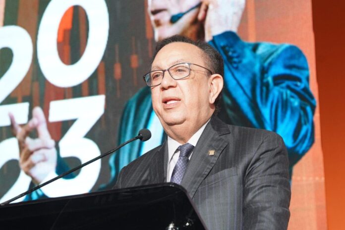 Valdez Albizu explica importancia del mercado de valores para el crecimiento económico