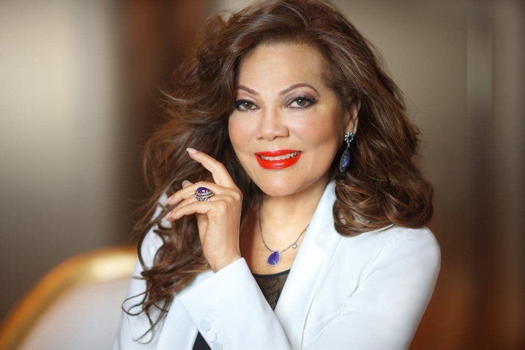 ¡En pleno concierto Angela Carrasco se desmaya