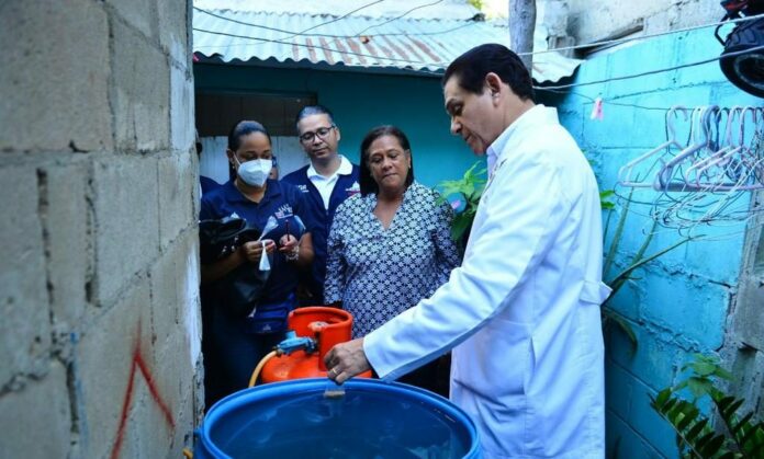 Ministro de Salud supervisa labores contra el dengue en El Ejido de Santiago
