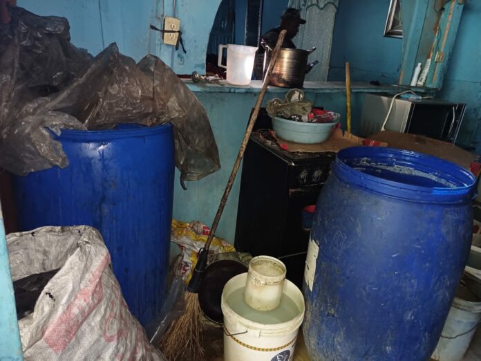 Policía desmantela laboratorio clandestino de alcohol adulterado en SPM