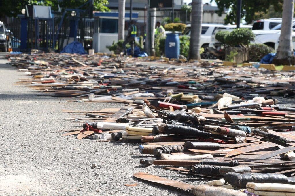 1699906029 439 FOTOS Policia incauta 30000 armas blancas