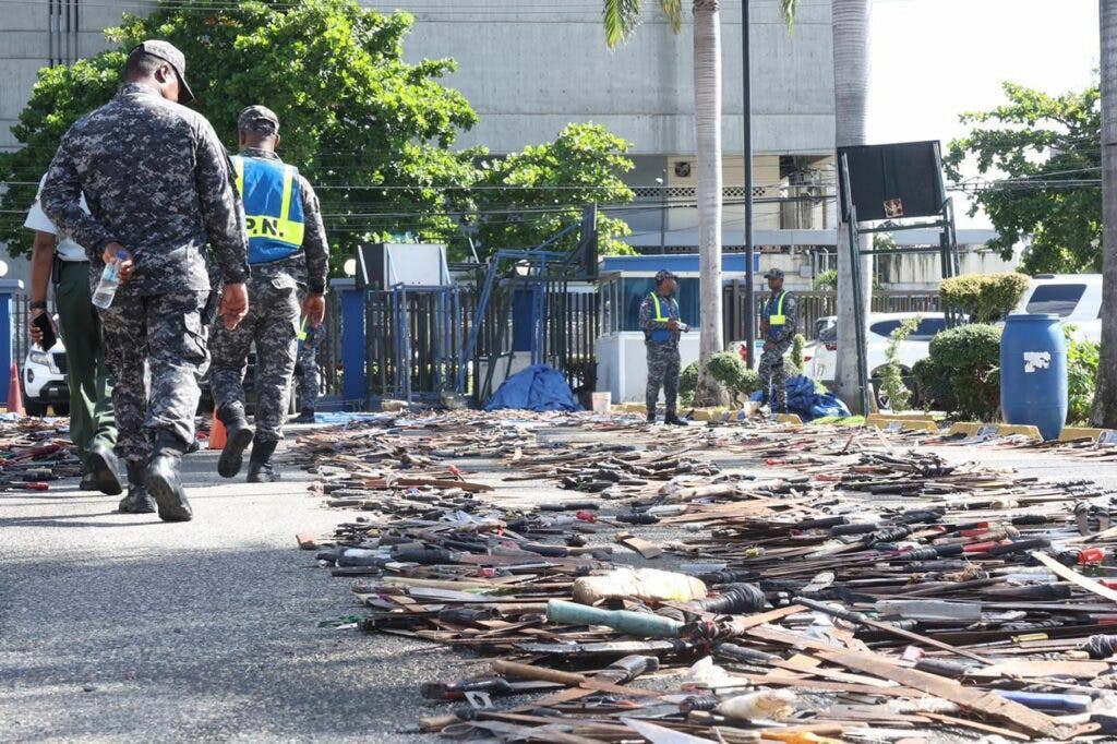 1699906029 542 FOTOS Policia incauta 30000 armas blancas