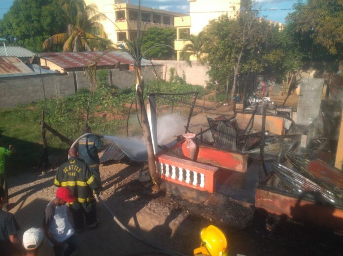 Incendio destruye vivienda en Dajabón y deja una familia en la calle