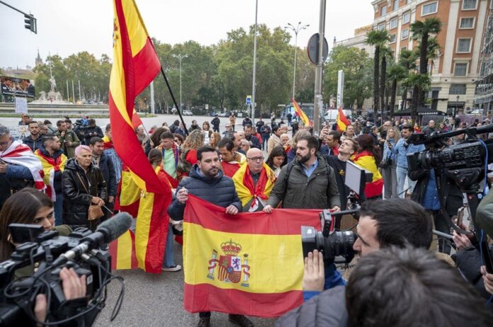 Más de 300 personas protestan junto al Congreso español durante la investidura de Pedro Sánchez