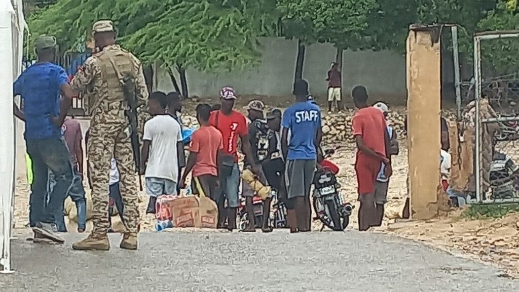 1700256670 248 Haitianos se abastecen de alimentos en Pedernales