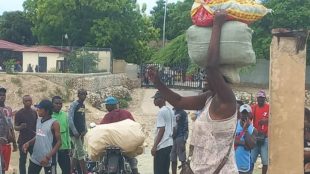 1700256670 764 Haitianos se abastecen de alimentos en Pedernales