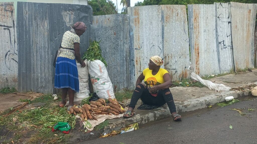 1700256670 823 Haitianos se abastecen de alimentos en Pedernales