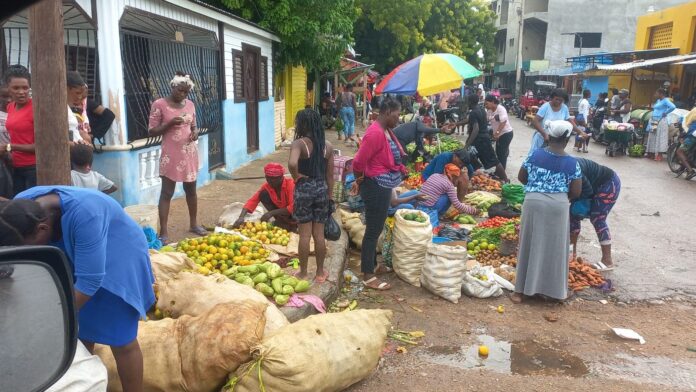 Haitianos se abastecen de alimentos en Pedernales