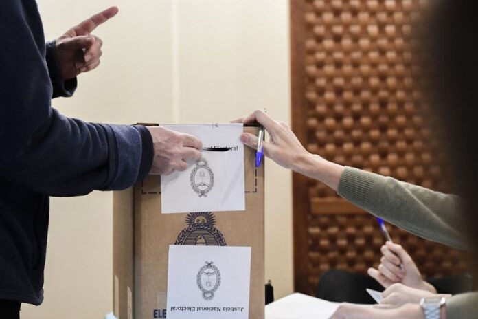 Un 30 % del padrón electoral había votado en Argentina hasta al mediodía