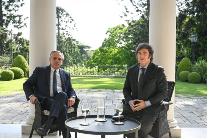 Transición en Argentina: Milei y Alberto Fernández se reúnen en la residencia presidencial