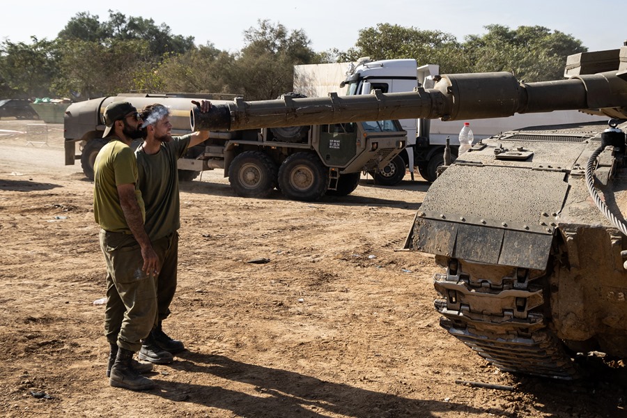 Soldados israelíes realizan trabajos de mantenimiento en tanques