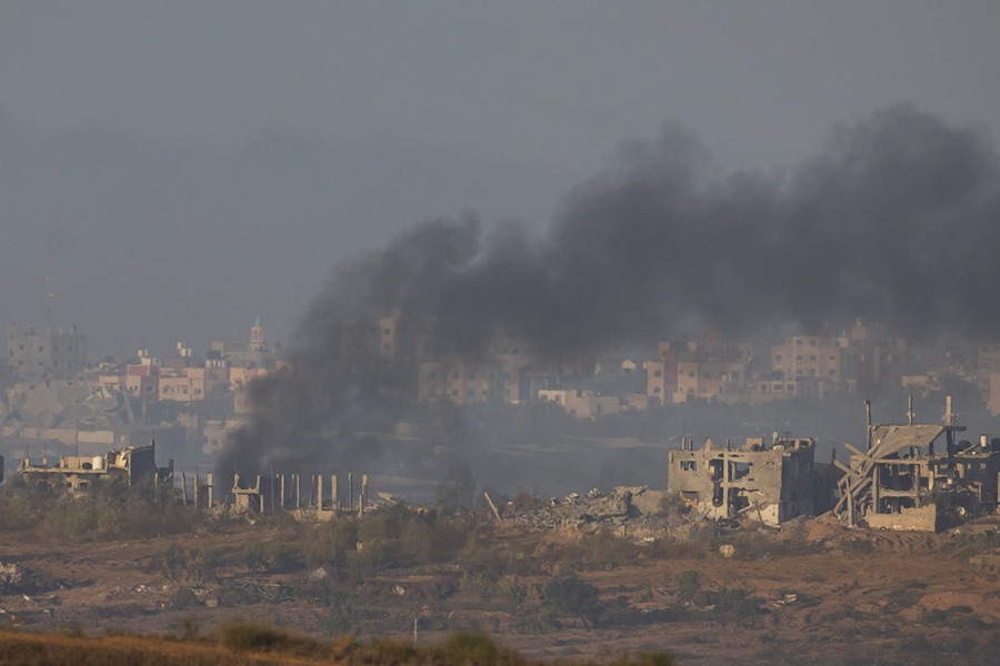 El humo se eleva sobre los edificios dañados en la parte norte de la Franja de Gaza, visto desde Sderot