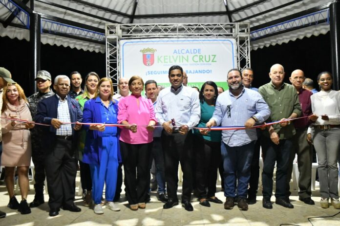 Alcalde Kelvin Cruz inaugura parque en Las Uvas con inversión de RD$10MM