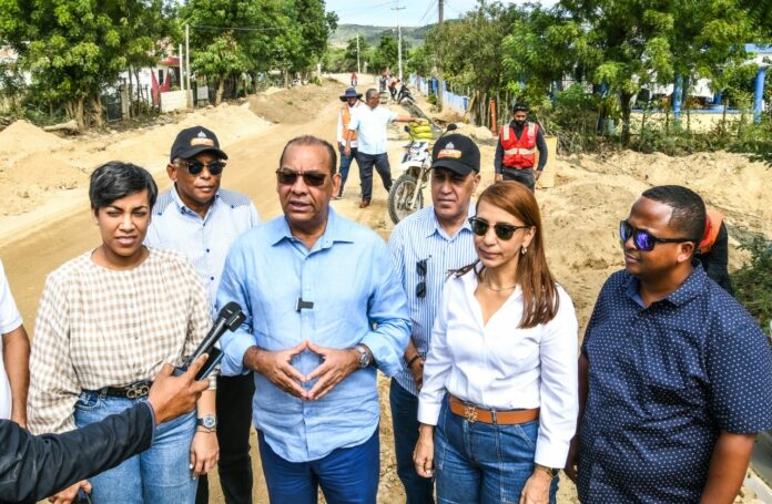Ministro de Obras Públicas visita construcción de carretera La Ensenada- Villa Elisa