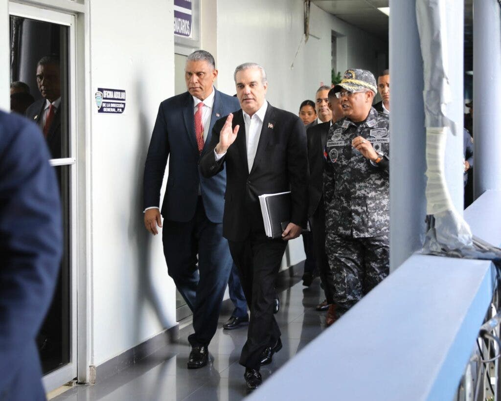1701115875 389 Abinader encabeza primera reunion de seguridad ciudadana tras Guzman Peralta