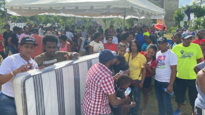 Aspirante a alcalde en Sábana Grande de Boyá entrega insumos a damnificados por disturbio tropical