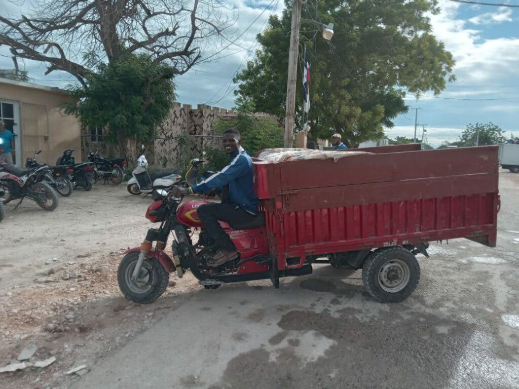 1701132428 183 Pedernales reanudan relaciones comerciales con Haiti por paso fronterizo