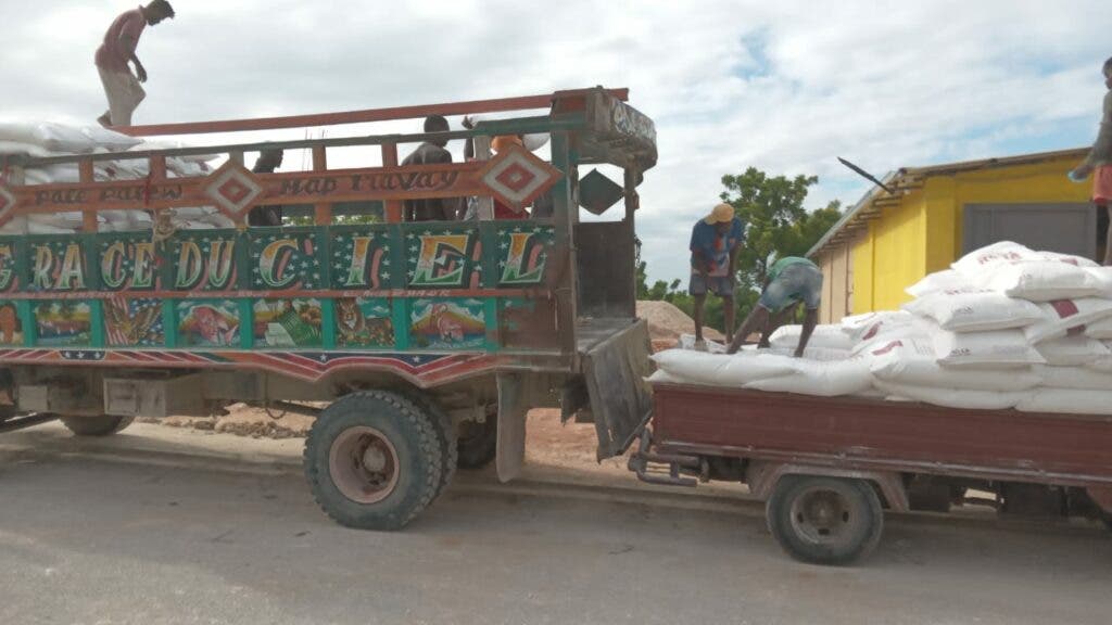 1701132428 836 Pedernales reanudan relaciones comerciales con Haiti por paso fronterizo