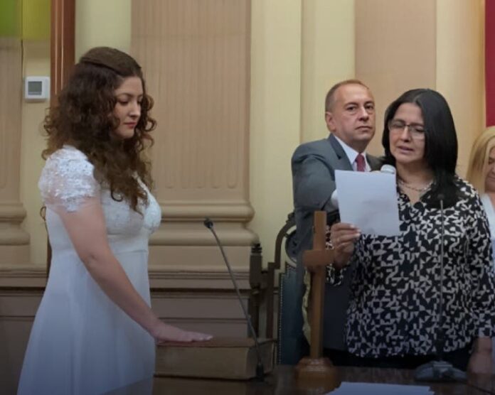 Diputada aliada de Milei asume en su nuevo cargo vestida de novia