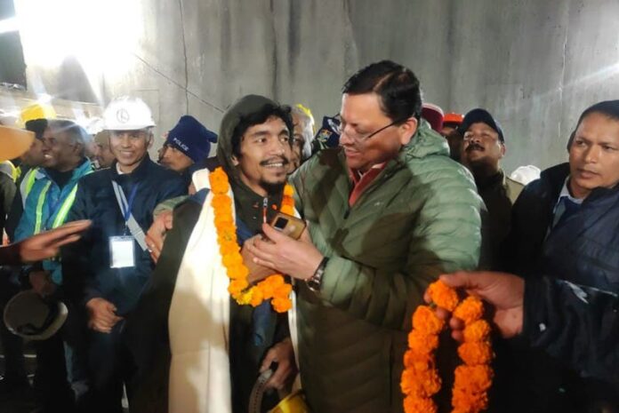Rescatan a 41 trabajadores atrapados 17 días en túnel en la India