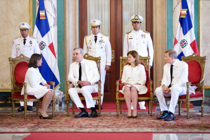 Presidente Abinader recibe cartas credenciales de seis nuevos embajadores