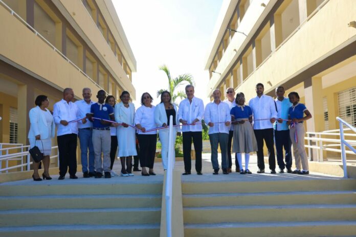 Abinader concluye jornada con tres inauguraciones en San Cristóbal